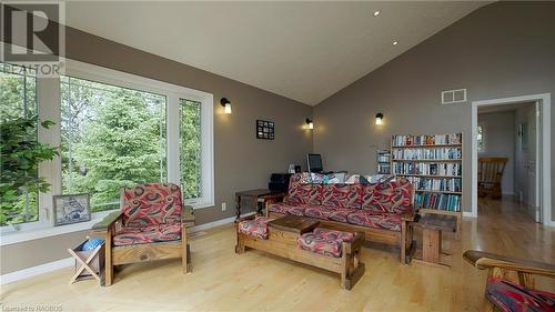 143 Simpson Avenue, Tobermory, ON - Indoor Photo Showing Living Room