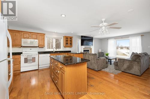1634 Morris Ave, Smith-Ennismore-Lakefield, ON - Indoor Photo Showing Kitchen