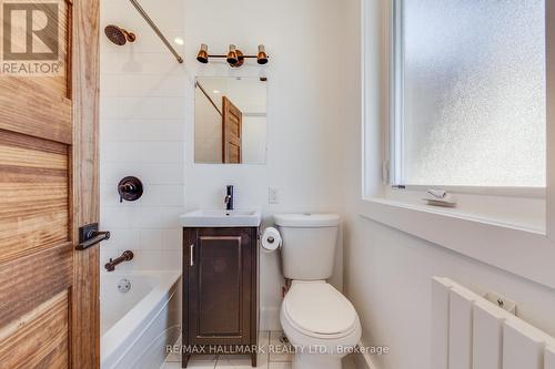 327 Kenilworth Ave, Toronto, ON - Indoor Photo Showing Bathroom