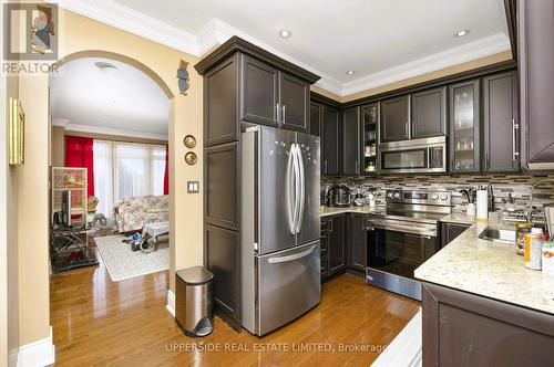 97 Zokol Drive, Aurora, ON - Indoor Photo Showing Kitchen With Upgraded Kitchen