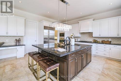 98 Carisbrooke Circle, Aurora, ON - Indoor Photo Showing Kitchen With Upgraded Kitchen
