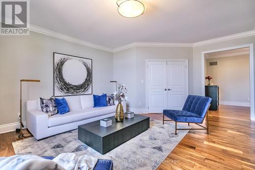 98 Carisbrooke Circle, Aurora, ON - Indoor Photo Showing Living Room