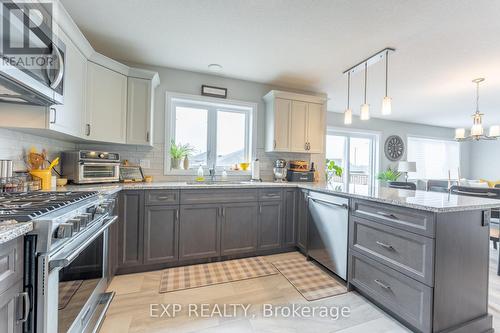 317 Edgehill Drive, Barrie, ON - Indoor Photo Showing Kitchen With Upgraded Kitchen