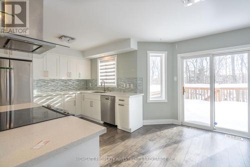 21 Stollar Boulevard, Barrie, ON - Indoor Photo Showing Kitchen With Upgraded Kitchen