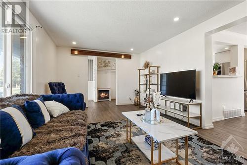 2373 Blackstone Crescent, Ottawa, ON - Indoor Photo Showing Living Room