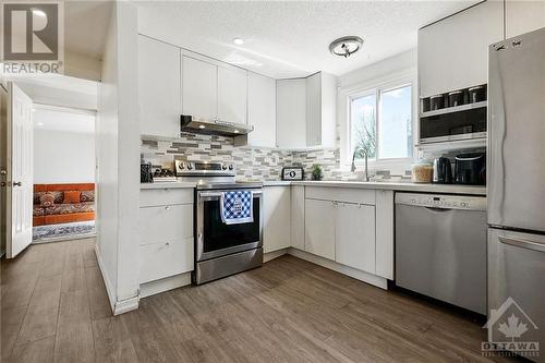 2373 Blackstone Crescent, Ottawa, ON - Indoor Photo Showing Kitchen With Upgraded Kitchen