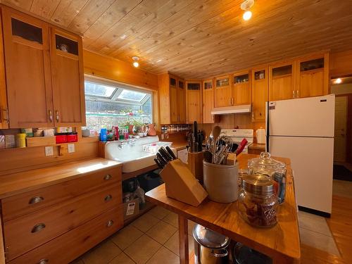 3865 Malina Road, Nelson, BC - Indoor Photo Showing Kitchen