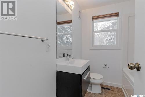 443 R Avenue N, Saskatoon, SK - Indoor Photo Showing Bathroom