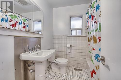 122 Burndale Avenue, Toronto, ON - Indoor Photo Showing Bathroom