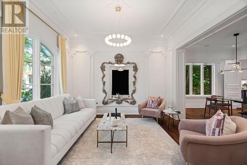 7 Kirkdale Crescent, Toronto, ON - Indoor Photo Showing Living Room