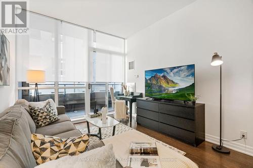 #203 -500 St Clair Ave W, Toronto, ON - Indoor Photo Showing Living Room