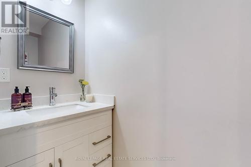 1041 Falgarwood Dr, Oakville, ON - Indoor Photo Showing Bathroom