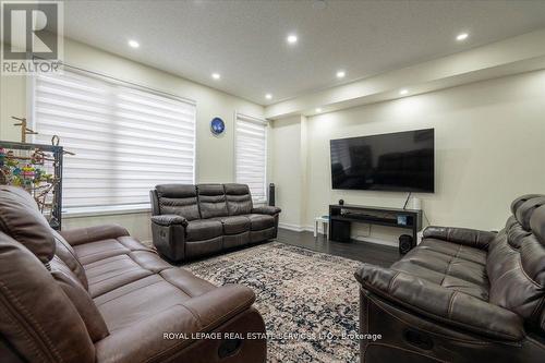 166 Squire Cres, Oakville, ON - Indoor Photo Showing Living Room