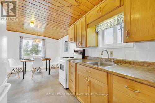 119 Ridley St, Prince Edward County, ON - Indoor Photo Showing Kitchen