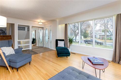 58 Ashgrove Boulevard, Brandon, MB - Indoor Photo Showing Living Room