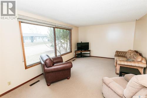 604 Bulling Street W, Kerrobert, SK - Indoor Photo Showing Living Room