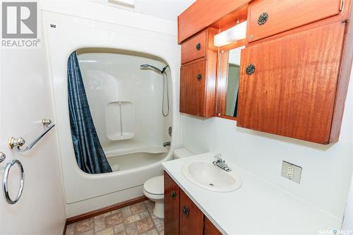 604 Bulling Street W, Kerrobert, SK - Indoor Photo Showing Bathroom