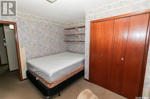 604 Bulling Street W, Kerrobert, SK - Indoor Photo Showing Bedroom