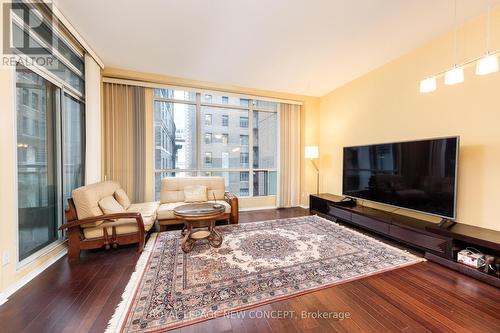 #1306 -7 King St E, Toronto, ON - Indoor Photo Showing Living Room