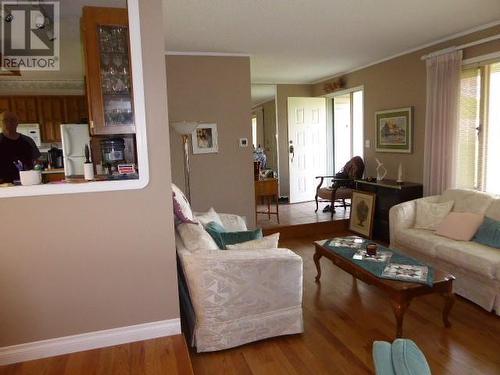 3060 Crosby Road, Vernon, BC - Indoor Photo Showing Living Room