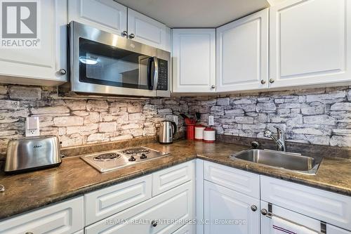 422 Schreyer Cres, Milton, ON - Indoor Photo Showing Kitchen