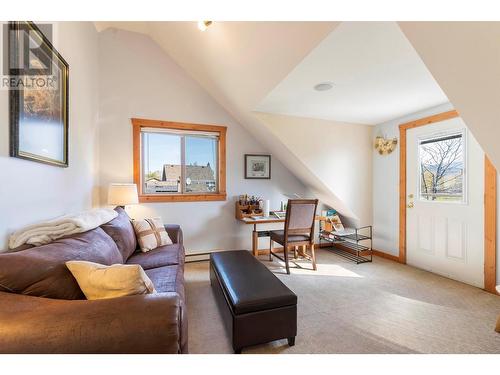 7331 Fintry Delta Road, Kelowna, BC - Indoor Photo Showing Living Room