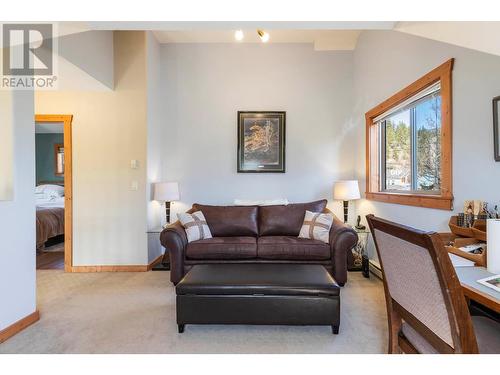7331 Fintry Delta Road, Kelowna, BC - Indoor Photo Showing Living Room