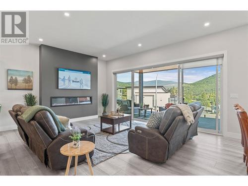 7141 Nakiska Drive, Vernon, BC - Indoor Photo Showing Living Room