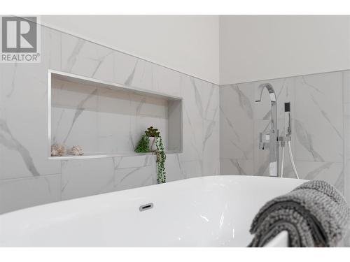 7141 Nakiska Drive, Vernon, BC - Indoor Photo Showing Bathroom