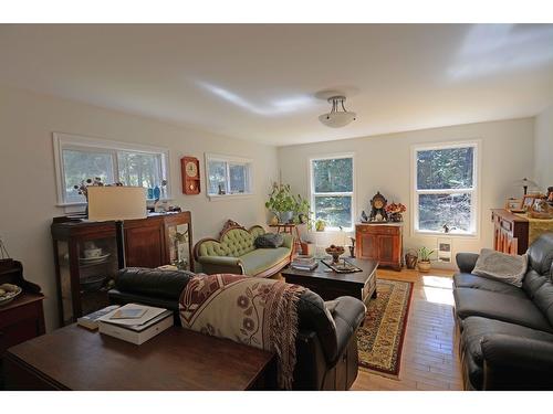 8481 Highway 6, Slocan, BC - Indoor Photo Showing Living Room
