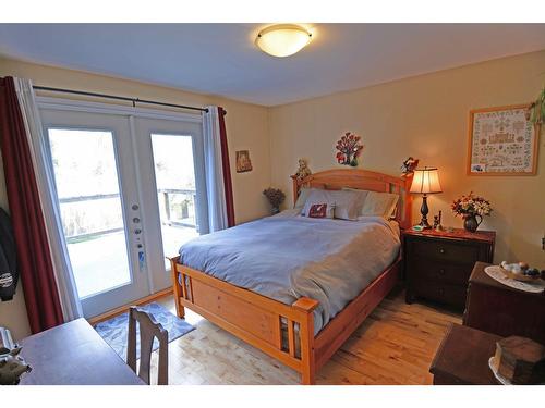 8481 Highway 6, Slocan, BC - Indoor Photo Showing Bedroom