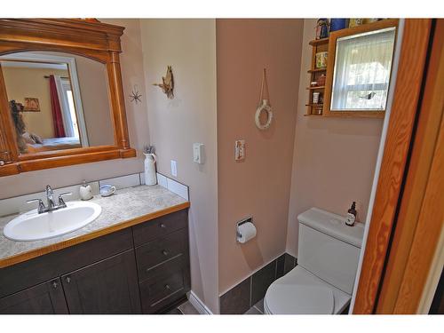 8481 Highway 6, Slocan, BC - Indoor Photo Showing Bathroom