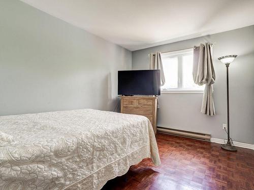 Chambre Ã Â coucher - 5786 Rue Thibault, Laval (Auteuil), QC - Indoor Photo Showing Bedroom