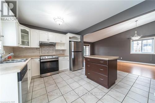 8213 Harvest Cres, Niagara Falls, ON - Indoor Photo Showing Kitchen With Double Sink