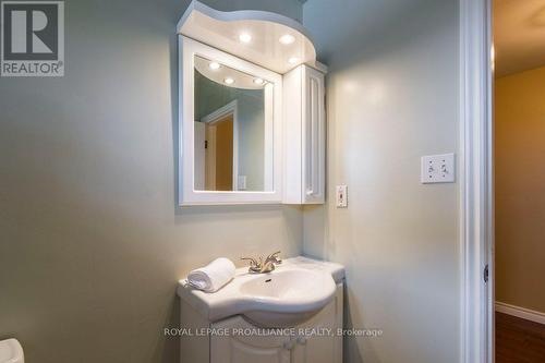 5 Plaza Sq, Belleville, ON - Indoor Photo Showing Bathroom
