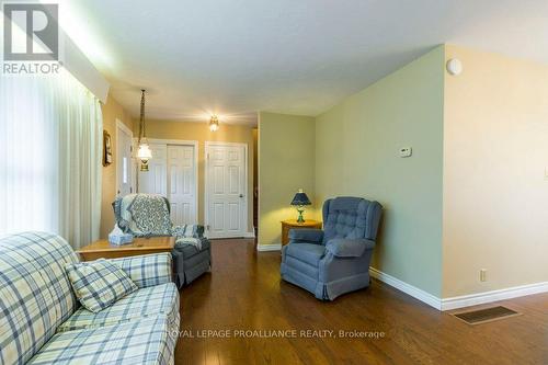 5 Plaza Sq, Belleville, ON - Indoor Photo Showing Living Room