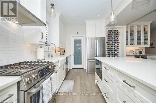 72 Mackenzie King Ave, St. Catharines, ON - Indoor Photo Showing Kitchen With Upgraded Kitchen