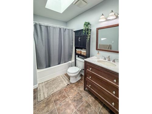 305 31St Avenue S, Cranbrook, BC - Indoor Photo Showing Bathroom