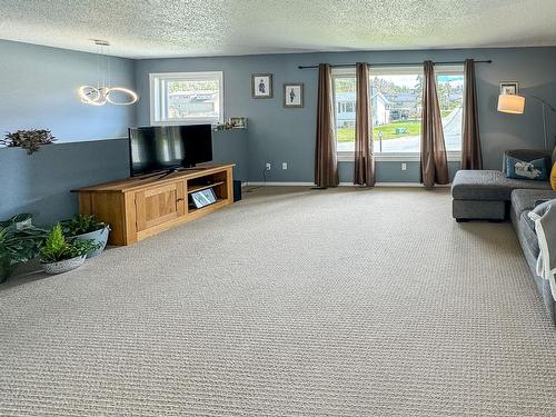 305 31St Avenue S, Cranbrook, BC - Indoor Photo Showing Living Room