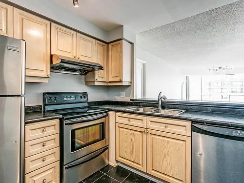 1276 Maple Crossing Boulevard|Unit #813, Burlington, ON - Indoor Photo Showing Kitchen With Double Sink
