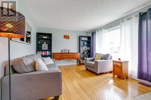 25 St Laurent Avenue, Long Sault, ON - Indoor Photo Showing Living Room