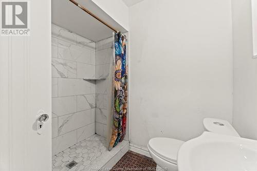 3073 Alexander, Windsor, ON - Indoor Photo Showing Bathroom