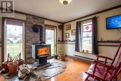 306 Oak St E, Chatham-Kent, ON - Indoor Photo Showing Living Room With Fireplace