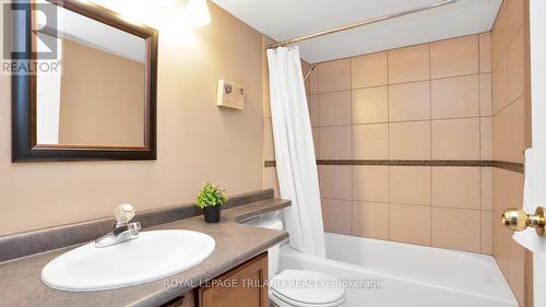 914 Shelborne Street, London, ON - Indoor Photo Showing Bathroom