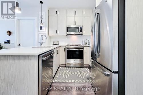 320 - 95 Dundas Street W, Oakville, ON - Indoor Photo Showing Kitchen With Upgraded Kitchen