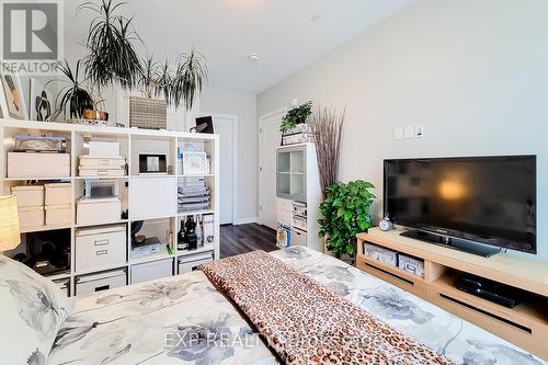 #320 -95 Dundas St W, Oakville, ON - Indoor Photo Showing Living Room