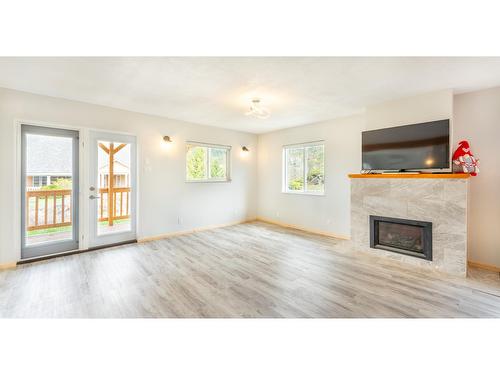 919 Regina Street, Creston, BC - Indoor Photo Showing Living Room With Fireplace