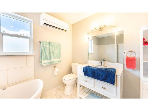 919 Regina Street, Creston, BC - Indoor Photo Showing Bathroom