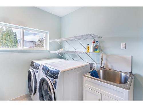 919 Regina Street, Creston, BC - Indoor Photo Showing Laundry Room