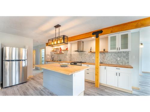 919 Regina Street, Creston, BC - Indoor Photo Showing Kitchen